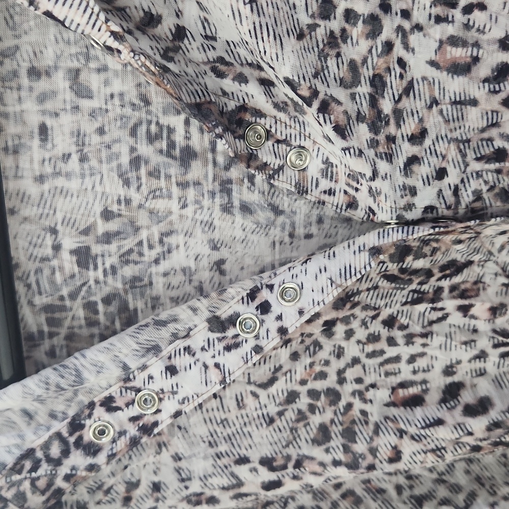Carine Women's Leopard Print Button Down Top - Picture 5 of 7